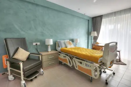 غرفة مرضى في VITA Medical Wellness Resort Penang بسرير مستشفى حديث