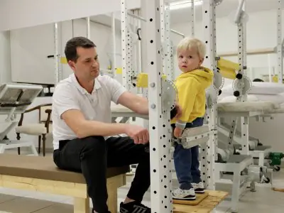 Sesión de rehabilitación pediátrica en el Centro de Biomecánica Dr. Blum con equipo terapéutico
