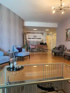 Recepción y sala de espera en Reborn Clinics & Academy con decoración moderna