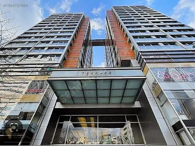 Fachada moderna del edificio de Reborn Clinics en Estambul, Turquía
