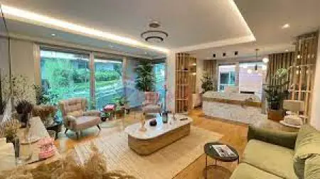 Recepción y sala de espera en Reborn Clinics con decoración moderna y vista al jardín
