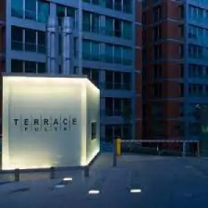Fachada moderna de Reborn Clinics con entrada iluminada