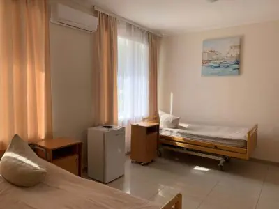 غرفة مرضى في مركز Medlux للرعاية النفسية بسريرين وإضاءة طبيعية
