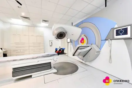 Sala de radioterapia con acelerador lineal en la Clínica Spizhenko, Ucrania