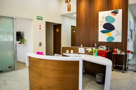 مكتب استقبال في Alivia Clinica Mexico City بديكور حديث ومعدات طبية