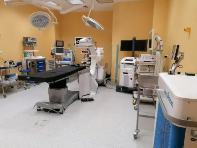 غرفة عمليات في مركز GVM Carint لأمراض القلب التدخلية مزودة بأجهزة طبية متقدمة