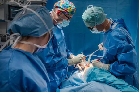 فريق جراحة القلب في غرفة العمليات بمركز GVM Carint لأمراض القلب التداخلية