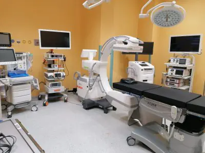 غرفة عمليات القلب مع معدات متقدمة في GVM Carint، سلوفينيا