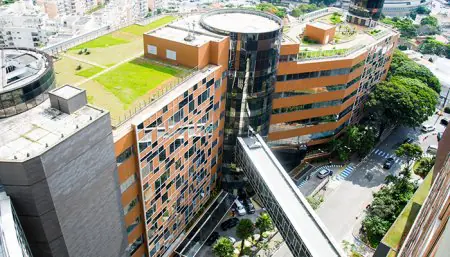 Fachada moderna de la clínica Dr. Thomas Benson Private Medical Office con jardines en la azotea
