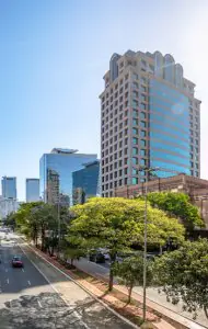 Edificio de la clínica Dr. Thomas Benson Private Medical Office en el centro de la ciudad