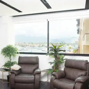Sala de espera para pacientes en Immunotherapy Regenerative Medicine con vista a la marina