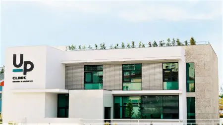 Fachada moderna del centro de cirugía y estética UPClinic