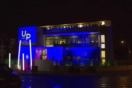 Edificio moderno de UPClinic iluminado por la noche