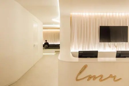 Recepción y sala de espera en Clínica LMR con diseño moderno minimalista