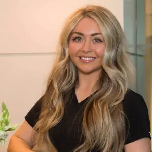 Miembro del personal en la recepción de Larrabee Center for Plastic Surgery