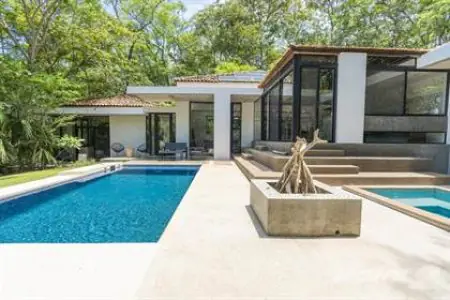 Exterior de la Clínica de Cirugía Estética con piscina y arquitectura moderna