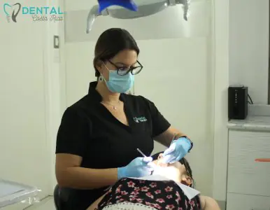 طبيب أسنان يجري علاجًا في عيادة Dental Costa Rica