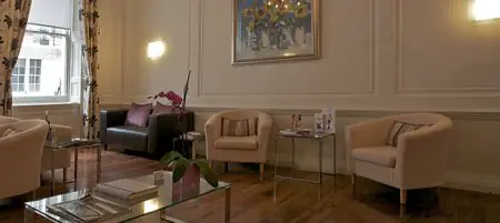 غرفة انتظار في London Bridge Plastic Surgery & Aesthetic Clinic بديكور أنيق