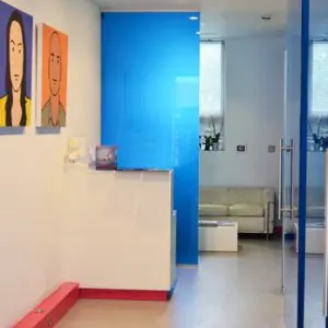 Recepción en Dental Art Implant Clinic East Finchley con decoración moderna