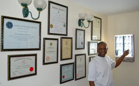 طبيب في The Kensington Clinic مع شهادات طبية وجهاز عرض الأشعة السينية