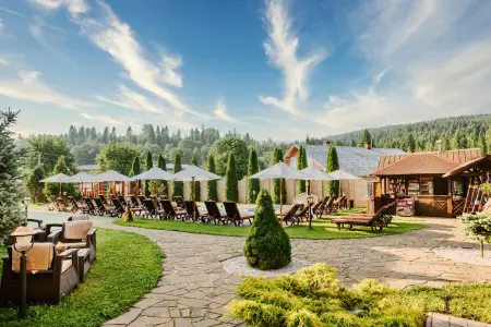 منطقة استرخاء خارجية مع مسبح في Kyivska Russ Resort Medical&Spa في أوكرانيا