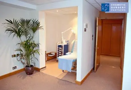 غرفة استشارة في Cosmetic Surgery Partners London مع معدات طبية حديثة