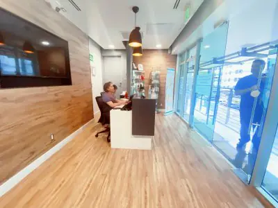Recepción en Ideal Image Medical Spa Clinic con interior moderno de madera