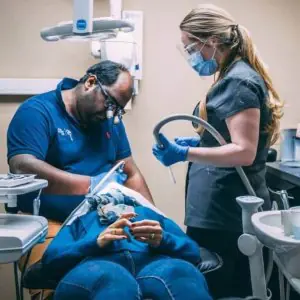 Procedimiento dental en la clínica Ollie and Darsh con equipo moderno