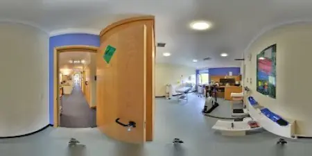Sala de rehabilitación en Spire London East Clinic con equipos médicos y camillas