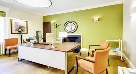 Sala de consultas en Spire London East Plastic & Cosmetic Surgery Clinic, diseño moderno
