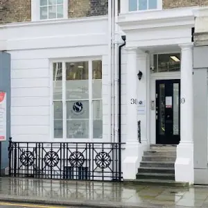 Fachada de Cosmedics Skin Clinics South Kensington, entrada clínica estética en Londres