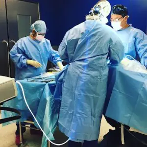 فريق جراحي يجري عملية في غرفة العمليات في London Bridge Plastic Surgery Clinic