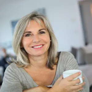 مريض يسترخي في منطقة الانتظار بمركز لندن لجراحة التجميل LCAS