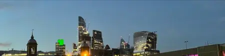 Vista exterior de la clínica Karidis con el skyline de Londres al atardecer