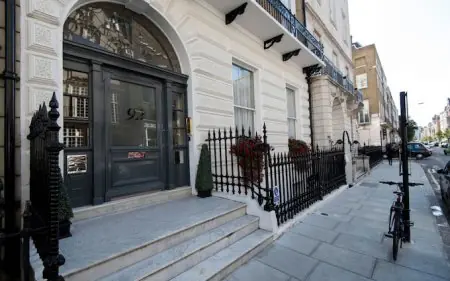 Fachada de Harley Cosmetic Group Clinic en Londres con arquitectura clásica