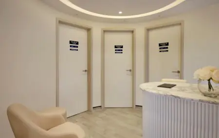Área de recepción en Cadogan Clinic Londres con decoración moderna y silla de espera