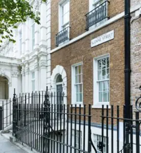 Fachada de Cadogan Clinic en Sloane Street, centro médico en Londres