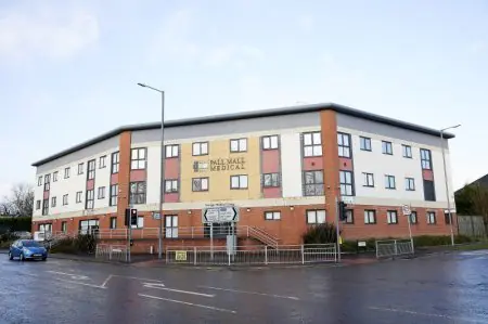 Fachada de la clínica Pall Mall Medical en Manchester, edificio sanitario moderno