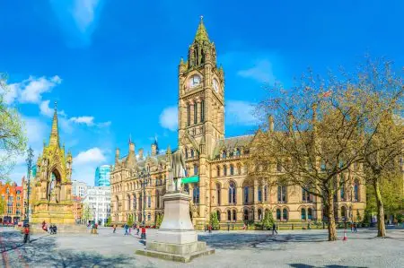 Vista de Albert Square cerca de la clínica sk:n Manchester en el centro histórico