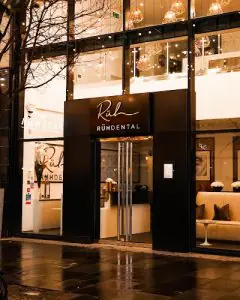 Fachada exterior de la clínica Ruh Dental Manchester con diseño moderno de vidrio