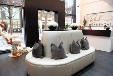 Área de recepción en Ruh Dental Manchester con asientos y decoración moderna