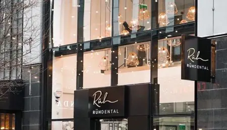 Fachada de la clínica Ruh Dental en Manchester con exterior de vidrio moderno