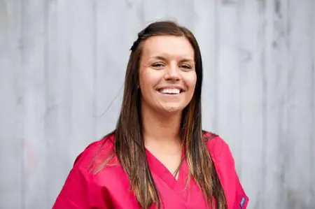 Miembro del personal dental en uniforme en 360 Dental Care Ltd