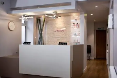 منطقة الاستقبال في Serenity Dental Spa بديكور عصري وجو ترحيبي