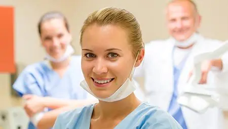 فريق طب الأسنان في مركز Westpoint Dental Centre، الطاقم يرتدي الزي والكمامات