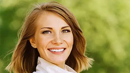 عضو فريق عمل مبتسم في مركز Westpoint Dental Centre