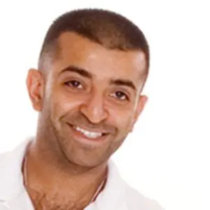 أخصائي أسنان في عيادة Kissdental، صورة لفريق العمل الطبي