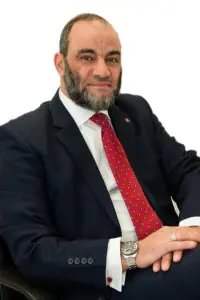 طبيب يرتدي بدلة رسمية في عيادة Mr Plastic Surgeon