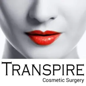 شعار Transpire Cosmetic Surgery مع شفاه حمراء واسم العيادة