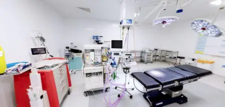 غرفة عمليات في Manchester Private Hospital مزودة بمعدات جراحية متقدمة